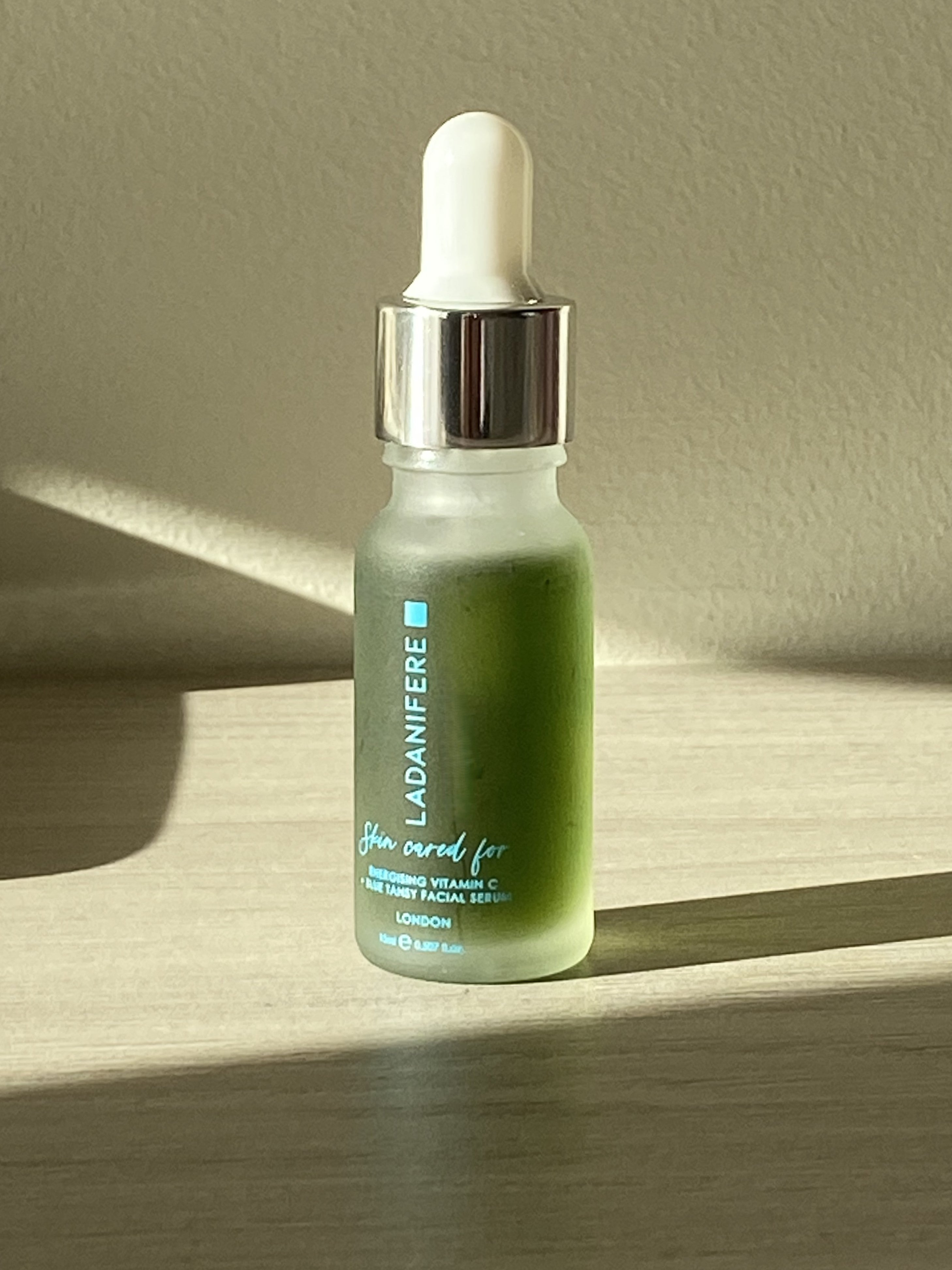 Energetisierendes Gesichtsserum mit Vitamin C und blauem Rainfarn