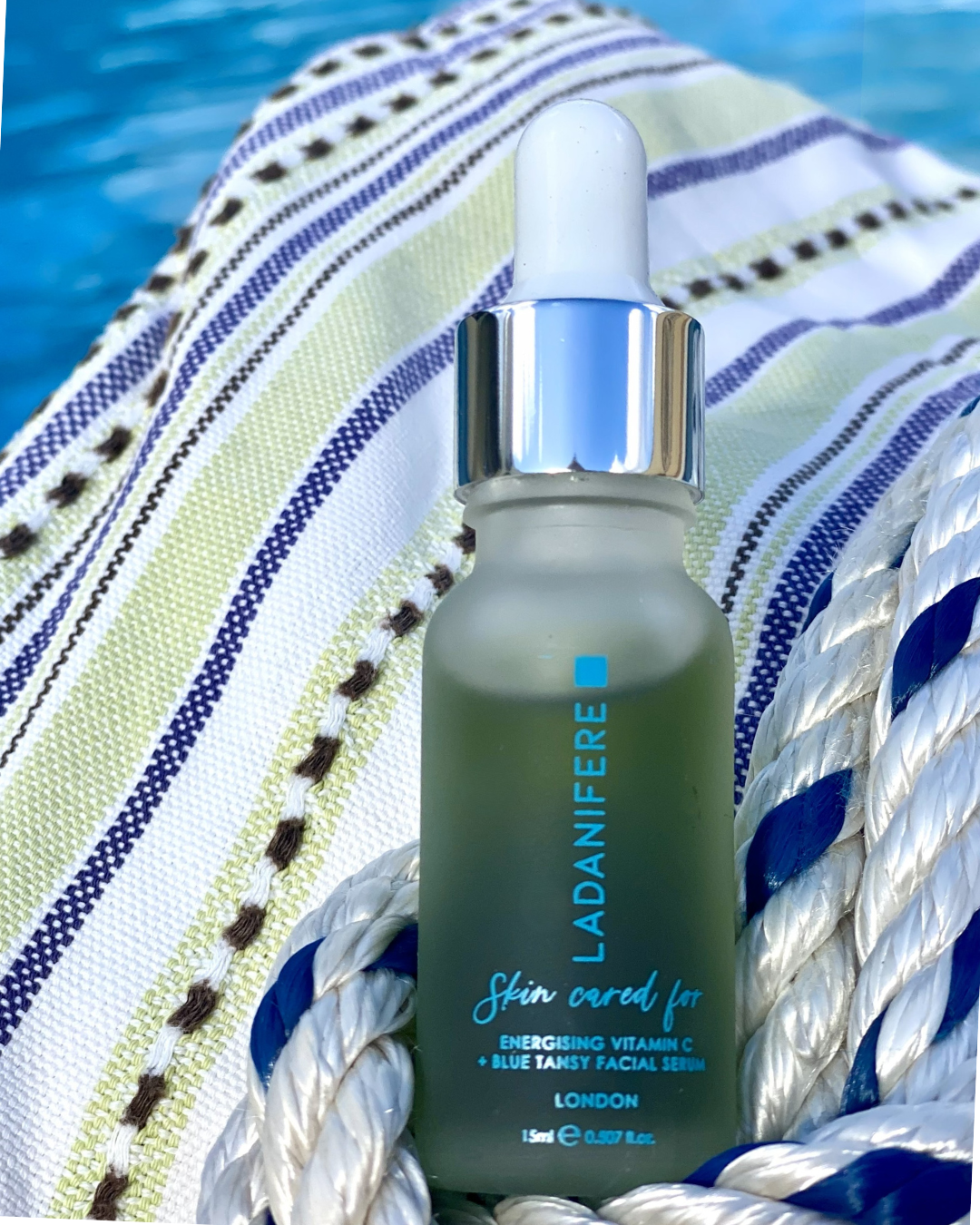 Energetisierendes Gesichtsserum mit Vitamin C und blauem Rainfarn